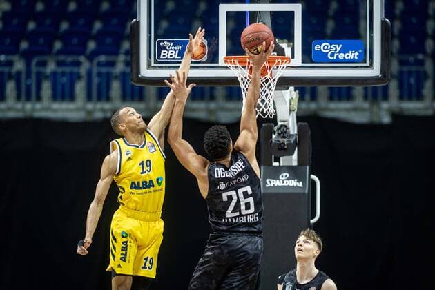 Basketball Berlin 10.04.2021 1. Bundesliga easyCredit-BBL BBL Saison 2020 2021 Alba Berlin - Hamburg Towers Marvin Ogunsipe (Hamburg, No.26) Louis Olinde (Alba Berlin, No.19)