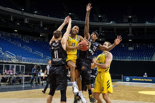 Basketball Berlin 10.04.2021 1. Bundesliga easyCredit-BBL BBL Saison 2020 2021 Alba Berlin - Hamburg Towers Jayson Granger (Alba Berlin, No.33) Maik Kotsar (Hamburg, No.11) Terry Allen (Hamburg, No.25)