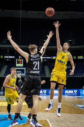 Basketball Berlin 10.04.2021 1. Bundesliga easyCredit-BBL BBL Saison 2020 2021 Alba Berlin - Hamburg Towers Marcus Eriksson (Alba Berlin, No.08) Justus Hollatz (Hamburg, No.21)