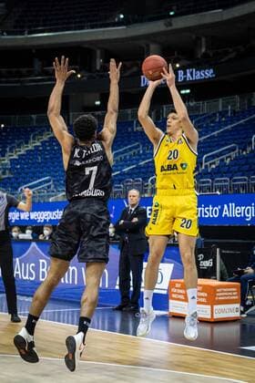 Basketball Berlin 10.04.2021 1. Bundesliga easyCredit-BBL BBL Saison 2020 2021 Alba Berlin - Hamburg Towers Simone Fontecchio (Alba Berlin, No.20) Kameron Taylor (Hamburg, No.07)