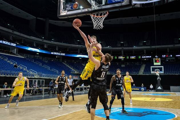 Basketball Berlin 10.04.2021 1. Bundesliga easyCredit-BBL BBL Saison 2020 2021 Alba Berlin - Hamburg Towers Ben Lammers (Alba Berlin, No.50) Maik Kotsar (Hamburg, No.11)