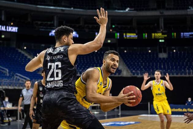 Basketball Berlin 10.04.2021 1. Bundesliga easyCredit-BBL BBL Saison 2020 2021 Alba Berlin - Hamburg Towers Johannes Thiemann (Alba Berlin, No.32) Marvin Ogunsipe (Hamburg, No.26)