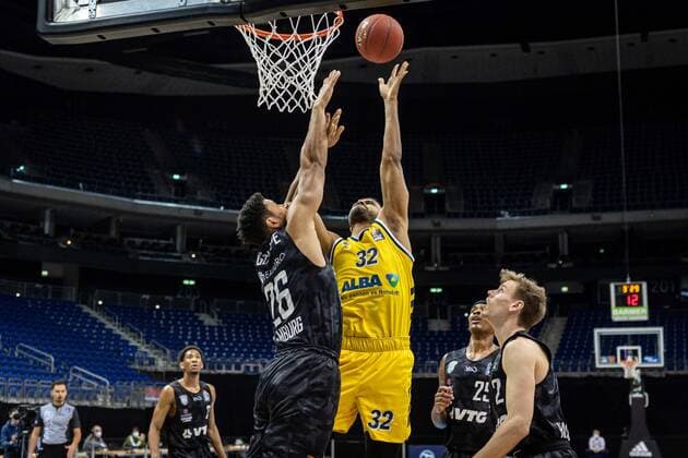 Basketball Berlin 10.04.2021 1. Bundesliga easyCredit-BBL BBL Saison 2020 2021 Alba Berlin - Hamburg Towers Johannes Thiemann (Alba Berlin, No.32) Marvin Ogunsipe (Hamburg, No.26)