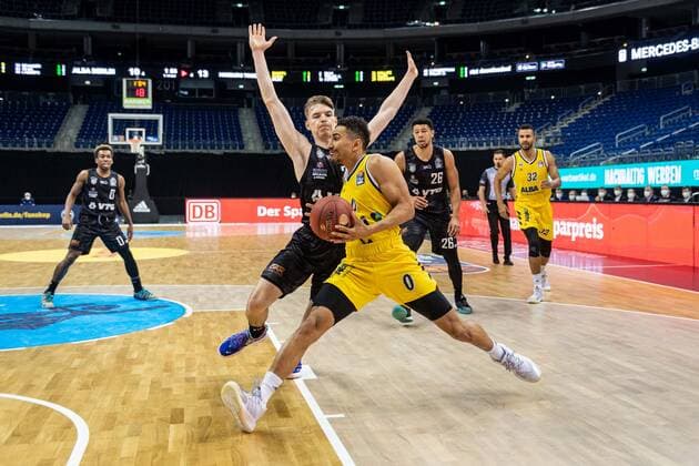 Basketball Berlin 10.04.2021 1. Bundesliga easyCredit-BBL BBL Saison 2020 2021 Alba Berlin - Hamburg Towers Maodo Lo (Alba Berlin, No.00) Justus Hollatz (Hamburg, No.21)