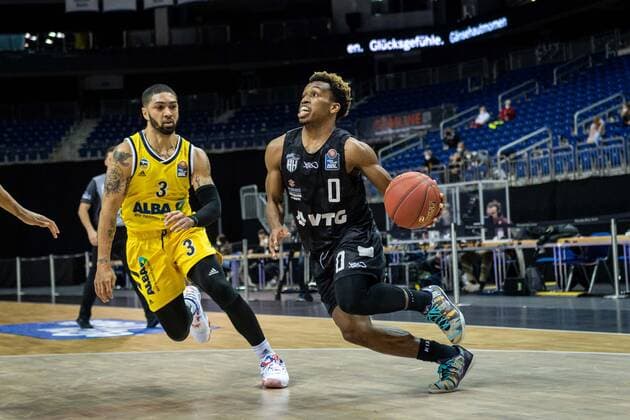 Basketball Berlin 10.04.2021 1. Bundesliga easyCredit-BBL BBL Saison 2020 2021 Alba Berlin - Hamburg Towers T.J. Shorts (Hamburg, No.00) Peyton Siva (Alba Berlin, No.03)