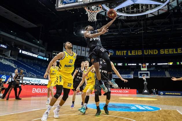 Basketball Berlin 10.04.2021 1. Bundesliga easyCredit-BBL BBL Saison 2020 2021 Alba Berlin - Hamburg Towers T.J. Shorts (Hamburg, No.00) Johannes Thiemann (Alba Berlin, No.32)