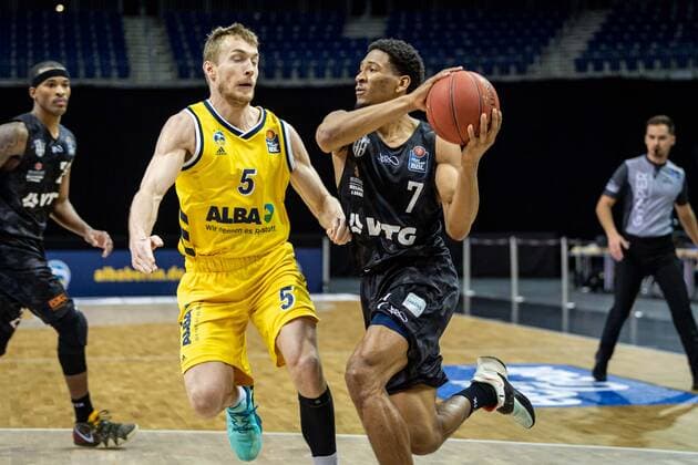 Basketball Berlin 10.04.2021 1. Bundesliga easyCredit-BBL BBL Saison 2020 2021 Alba Berlin - Hamburg Towers Kameron Taylor (Hamburg, No.07) Niels Giffey (Alba Berlin, No.05)