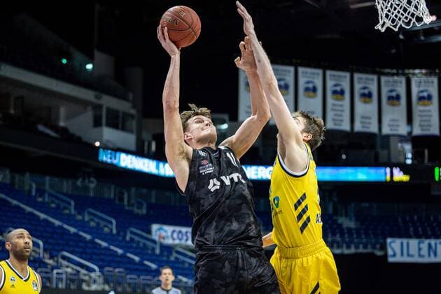 Basketball Berlin 10.04.2021 1. Bundesliga easyCredit-BBL BBL Saison 2020 2021 Alba Berlin - Hamburg Towers Maik Kotsar (Hamburg, No.11) Ben Lammers (Alba Berlin, No.50)