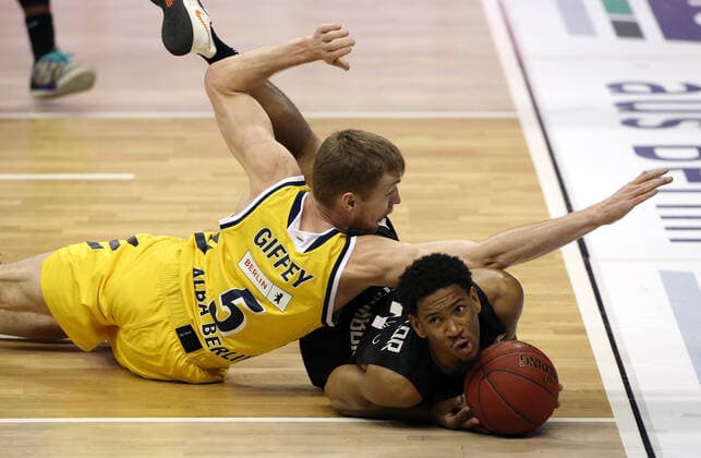 Niels Giffey, Kameron Taylor Aktion Spielszene Zweikampf Basketball BBL Bundesliga Herren Saison 2020 2021 10.04.2021 ALBA Berlin vs. Hamburg Towers
