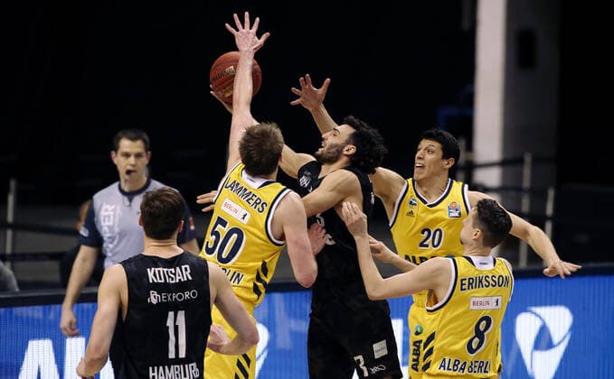 Ben Lammers, Max DiLeo, Simone Fontecchio Aktion Spielszene Zweikampf Basketball BBL Bundesliga Herren Saison 2020 2021 10.04.2021 ALBA Berlin vs. Hamburg Towers
