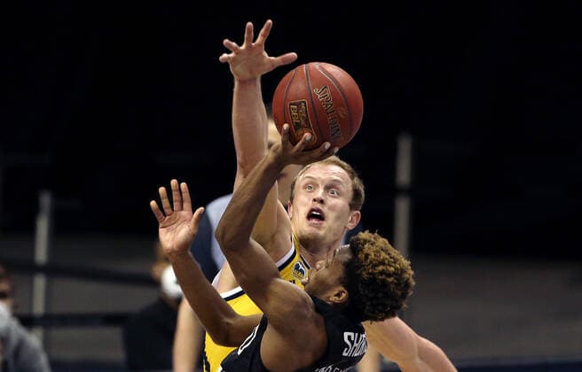 Sport Bilder des Tages T.J. Shorts, Luke Sikma Aktion Spielszene Zweikampf Basketball BBL Bundesliga Herren Saison 2020 2021 10.04.2021 ALBA Berlin vs. Hamburg Towers