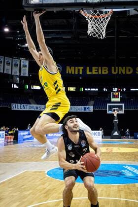 Basketball Berlin 10.04.2021 1. Bundesliga easyCredit-BBL BBL Saison 2020 2021 Alba Berlin - Hamburg Towers Max DiLeo (Hamburg, No.03) Simone Fontecchio (Alba Berlin, No.20)