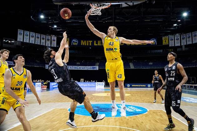 Basketball Berlin 10.04.2021 1. Bundesliga easyCredit-BBL BBL Saison 2020 2021 Alba Berlin - Hamburg Towers Luke Sikma (Alba Berlin, No.43) Max DiLeo (Hamburg, No.03)