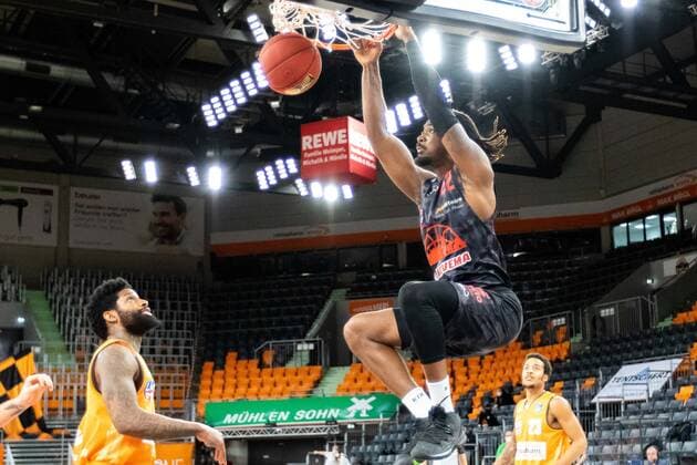 Chad Brown (JobStairs Giessen 46ers 22) wirft einen Korb GER, Ratiopharm Ulm vs. JobStairs Giessen 46ers, easycredit 1.Bundesliga Basketball, 27.Spieltag, Saison 2020 21, 10.04.2021 Ratiopharm Ulm vs. JobStairs Giessen 46ers, 1.Basketball Bundesliga Neu-Ulm Copyright: xEibner-Pressefoto RogerxBuerkex EP_EER