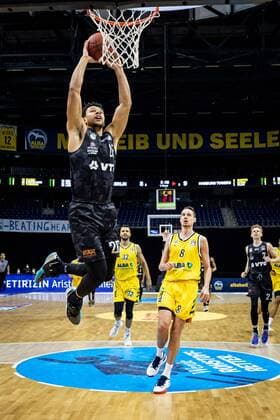 Basketball Berlin 10.04.2021 1. Bundesliga easyCredit-BBL BBL Saison 2020 2021 Alba Berlin - Hamburg Towers Marvin Ogunsipe (Hamburg, No.26) Marcus Eriksson (Alba Berlin, No.08)