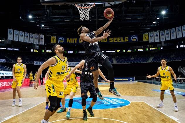 Basketball Berlin 10.04.2021 1. Bundesliga easyCredit-BBL BBL Saison 2020 2021 Alba Berlin - Hamburg Towers T.J. Shorts (Hamburg, No.00) Johannes Thiemann (Alba Berlin, No.32)