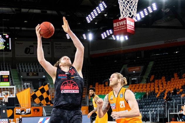 John Bryant (JobStairs Giessen 46ers 54), wirft einen Korb, Dylan Osetkowski (Ratiopharm Ulm 21) GER, Ratiopharm Ulm vs. JobStairs Giessen 46ers, easycredit 1.Bundesliga Basketball, 27.Spieltag, Saison 2020 21, 10.04.2021 Ratiopharm Ulm vs. JobStairs Giessen 46ers, 1.Basketball Bundesliga Neu-Ulm Copyright: xEibner-Pressefoto RogerxBuerkex EP_EER