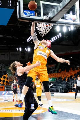 Dylan Osetkowski (Ratiopharm Ulm 21) gegn John Bryant (JobStairs Giessen 46ers 54) GER, Ratiopharm Ulm vs. JobStairs Giessen 46ers, easycredit 1.Bundesliga Basketball, 27.Spieltag, Saison 2020 21, 10.04.2021 Ratiopharm Ulm vs. JobStairs Giessen 46ers, 1.Basketball Bundesliga Neu-Ulm Copyright: xEibner-Pressefoto RogerxBuerkex EP_EER
