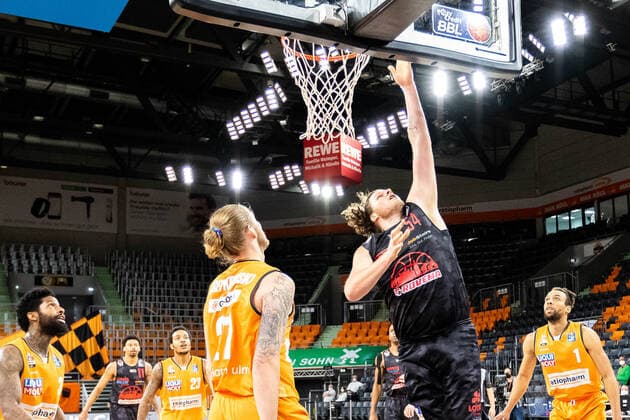 John Bryant (JobStairs Giessen 46ers 54), wirft einen Korb GER, Ratiopharm Ulm vs. JobStairs Giessen 46ers, easycredit 1.Bundesliga Basketball, 27.Spieltag, Saison 2020 21, 10.04.2021 Ratiopharm Ulm vs. JobStairs Giessen 46ers, 1.Basketball Bundesliga Neu-Ulm Copyright: xEibner-Pressefoto RogerxBuerkex EP_EER