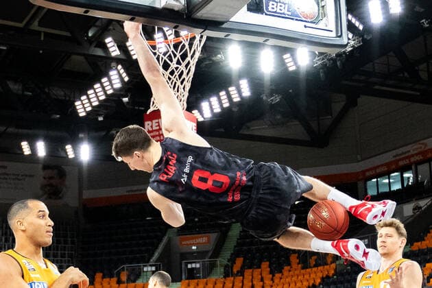 Alen Pjanic (JobStairs Giessen 46ers 08) haengt am Korb GER, Ratiopharm Ulm vs. JobStairs Giessen 46ers, easycredit 1.Bundesliga Basketball, 27.Spieltag, Saison 2020 21, 10.04.2021 Ratiopharm Ulm vs. JobStairs Giessen 46ers, 1.Basketball Bundesliga Neu-Ulm Copyright: xEibner-Pressefoto RogerxBuerkex EP_EER