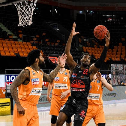 GER, BBL, ratiopharm ulm vs JobStairs GIESSEN 46ers 27.02.2021, ratiopharm arena, Neu-Ulm, GER, BBL, ratiopharm ulm vs JobStairs GIESSEN 46ers, im Bild Cameron Clark (Ulm, 3), Chad Brown (Giessen, 22) holt den Rebound