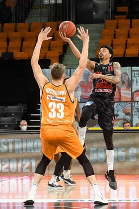 GER, BBL, ratiopharm ulm vs JobStairs GIESSEN 46ers 27.02.2021, ratiopharm arena, Neu-Ulm, GER, BBL, ratiopharm ulm vs JobStairs GIESSEN 46ers, im Bild Thomas Klepeisz (Ulm, 22), Diante Maurice Garrett (Giessen, 11)