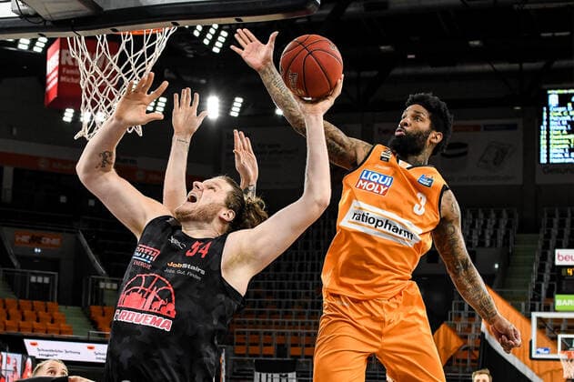 GER, BBL, ratiopharm ulm vs JobStairs GIESSEN 46ers 27.02.2021, ratiopharm arena, Neu-Ulm, GER, BBL, ratiopharm ulm vs JobStairs GIESSEN 46ers, im Bild John Bryant (Giessen, 54), Cameron Clark (Ulm, 3)