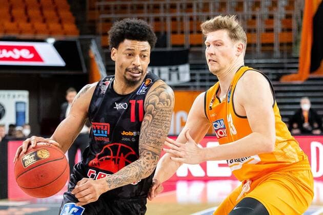 Diante Maurice Garrett (JobStairs Giessen 46ers 11) im Zweikampf gegen Andreas Obst (Ratiopharm Ulm 13) GER, Ratiopharm Ulm vs. JobStairs Giessen 46ers, easycredit 1.Bundesliga Basketball, 27.Spieltag, Saison 2020 21, 10.04.2021 Ratiopharm Ulm vs. JobStairs Giessen 46ers, 1.Basketball Bundesliga Neu-Ulm Copyright: xEibner-Pressefoto RogerxBuerkex EP_EER