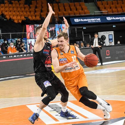 GER, BBL, ratiopharm ulm vs JobStairs GIESSEN 46ers 27.02.2021, ratiopharm arena, Neu-Ulm, GER, BBL, ratiopharm ulm vs JobStairs GIESSEN 46ers, im Bild Andreas Obst (Ulm, 13) setzt sich gegen Ferdinand Zylka (Giessen, 20) durch