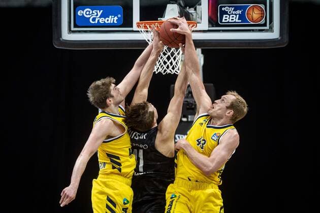 Basketball Berlin 10.04.2021 1. Bundesliga easyCredit-BBL BBL Saison 2020 2021 Alba Berlin - Hamburg Towers Maik Kotsar (Hamburg, No.11) Luke Sikma (Alba Berlin, No.43) Ben Lammers (Alba Berlin, No.50)