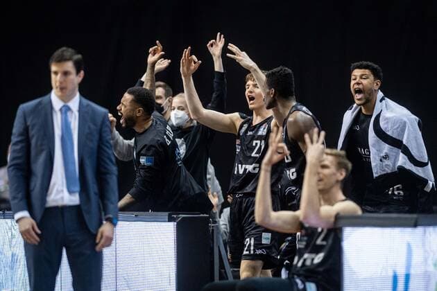 Basketball Berlin 10.04.2021 1. Bundesliga easyCredit-BBL BBL Saison 2020 2021 Alba Berlin - Hamburg Towers Jubel Hamburg Justus Hollatz (Hamburg, No.21) und andere