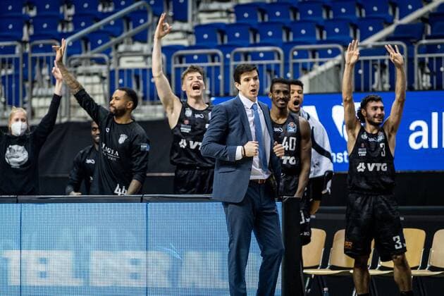 Basketball Berlin 10.04.2021 1. Bundesliga easyCredit-BBL BBL Saison 2020 2021 Alba Berlin - Hamburg Towers Jubel Hamburg Pedro Calles (Hamburg, Trainer) und andere