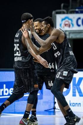 Basketball Berlin 10.04.2021 1. Bundesliga easyCredit-BBL BBL Saison 2020 2021 Alba Berlin - Hamburg Towers jubel Hamburg Zac Cuthbertson (Hamburg, No.40) Terry Allen (Hamburg, No.25) Bryce Taylor (Hamburg, No.44)