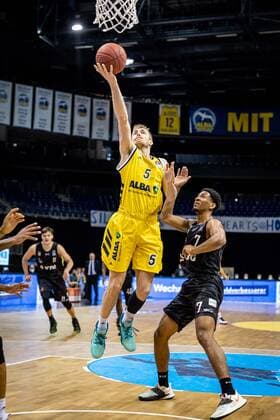 Basketball Berlin 10.04.2021 1. Bundesliga easyCredit-BBL BBL Saison 2020 2021 Alba Berlin - Hamburg Towers Niels Giffey (Alba Berlin, No.05) Kameron Taylor (Hamburg, No.07)