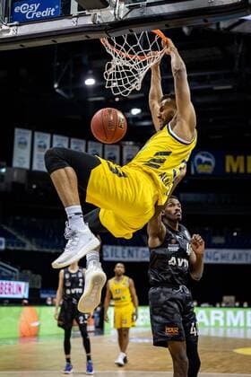 Basketball Berlin 10.04.2021 1. Bundesliga easyCredit-BBL BBL Saison 2020 2021 Alba Berlin - Hamburg Towers Johannes Thiemann (Alba Berlin, No.32) Zac Cuthbertson (Hamburg, No.40)
