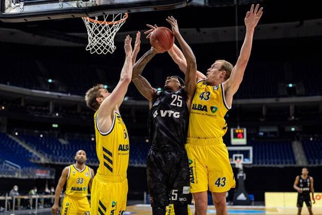 Basketball Berlin 10.04.2021 1. Bundesliga easyCredit-BBL BBL Saison 2020 2021 Alba Berlin - Hamburg Towers Terry Allen (Hamburg, No.25) Luke Sikma (Alba Berlin, No.43) Ben Lammers (Alba Berlin, No.50)