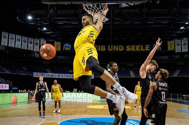 Basketball Berlin 10.04.2021 1. Bundesliga easyCredit-BBL BBL Saison 2020 2021 Alba Berlin - Hamburg Towers Johannes Thiemann (Alba Berlin, No.32) Zac Cuthbertson (Hamburg, No.40)