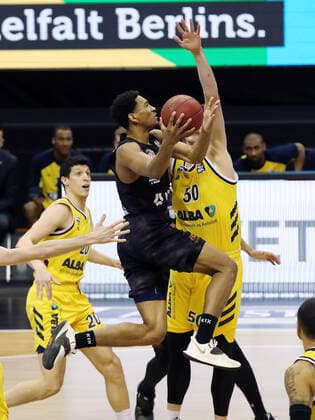 Kameron Taylor, Ben Lammers Aktion Spielszene Zweikampf Basketball BBL Bundesliga Herren Saison 2020 2021 10.04.2021 ALBA Berlin vs. Hamburg Towers