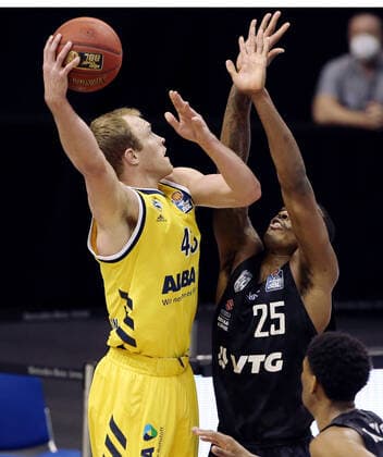 Luke Sikma, Terry Allen Aktion Spielszene Zweikampf Basketball BBL Bundesliga Herren Saison 2020 2021 10.04.2021 ALBA Berlin vs. Hamburg Towers