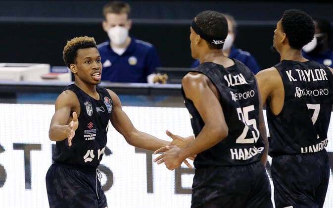 T.J. Shorts, Terry Allen abklatschend Basketball BBL Bundesliga Herren Saison 2020 2021 10.04.2021 ALBA Berlin vs. Hamburg Towers