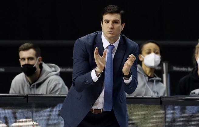 Trainer Pedro Calles Aktion Oberkoerper Oberkörper Basketball BBL Bundesliga Herren Saison 2020 2021 10.04.2021 ALBA Berlin vs. Hamburg Towers