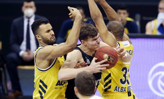 Johannes Thiemann, Maik Kotsar, Jayson Granger Aktion Spielszene Zweikampf Basketball BBL Bundesliga Herren Saison 2020 2021 10.04.2021 ALBA Berlin vs. Hamburg Towers