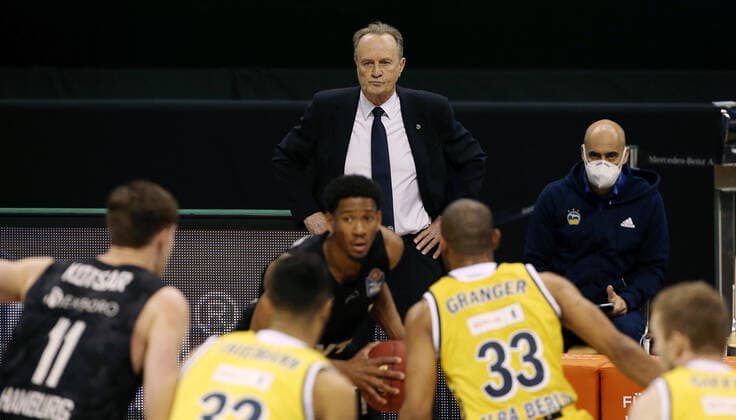 Trainer Aito Garcia Reneses unzufrieden nachdenklich Aktion Oberkoerper Oberkörper Basketball BBL Bundesliga Herren Saison 2020 2021 10.04.2021 ALBA Berlin vs. Hamburg Towers