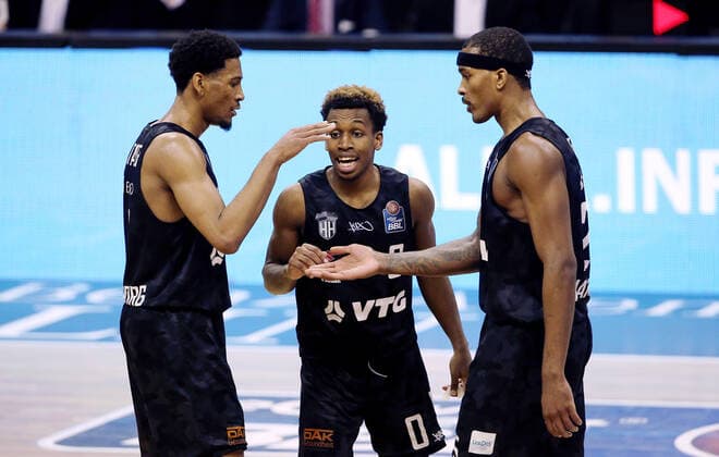 Kameron Taylor, T.J. Shorts, Terry Allen abklatschend jubelnd Freude Emotion Jubel Basketball BBL Bundesliga Herren Saison 2020 2021 10.04.2021 ALBA Berlin vs. Hamburg Towers