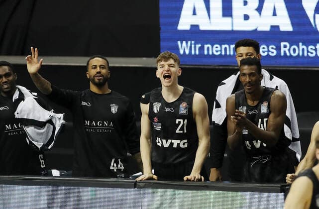 Bryce Taylor, Justus Hollatz, Zac Cuthbertson jubelnd Freude Emotion Jubel Basketball BBL Bundesliga Herren Saison 2020 2021 10.04.2021 ALBA Berlin vs. Hamburg Towers