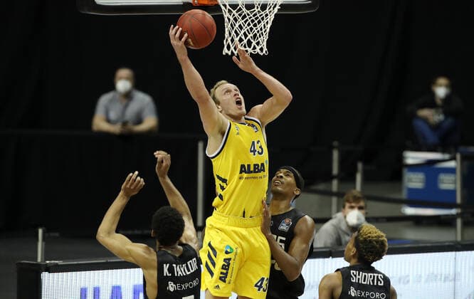 Kameron Taylor, Luke Sikma, Terry Allen Aktion Spielszene Zweikampf Basketball BBL Bundesliga Herren Saison 2020 2021 10.04.2021 ALBA Berlin vs. Hamburg Towers