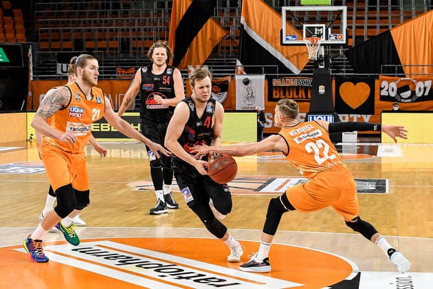 GER, BBL, ratiopharm ulm vs JobStairs GIESSEN 46ers 27.02.2021, ratiopharm arena, Neu-Ulm, GER, BBL, ratiopharm ulm vs JobStairs GIESSEN 46ers, im Bild Dylan Osetkowski (Ulm, 21), Bjarne Kraushaar (Giessen, 4) wird von Thomas Klepeisz (Ulm, 22) gefoult
