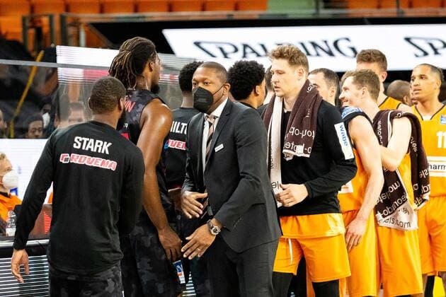 glueckliche Gewinner, Ratiopharm Ulm gewinnt gegen Jobstairs Giessen 46ers mit 109:79 GER, Ratiopharm Ulm vs. JobStairs Giessen 46ers, easycredit 1.Bundesliga Basketball, 27.Spieltag, Saison 2020 21, 10.04.2021 Ratiopharm Ulm vs. JobStairs Giessen 46ers, 1.Basketball Bundesliga Neu-Ulm Copyright: xEibner-Pressefoto RogerxBuerkex EP_EER
