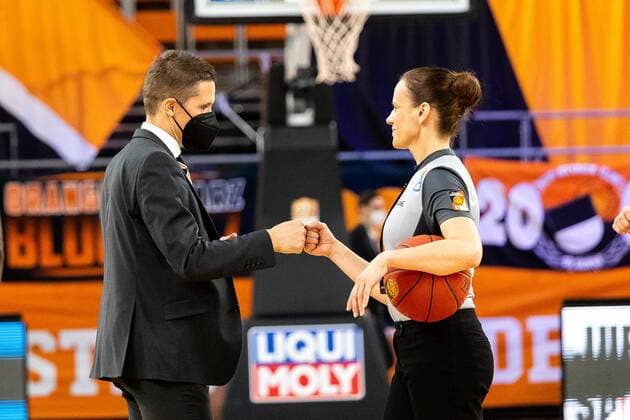 glueckliche Gewinner, Ratiopharm Ulm gewinnt gegen Jobstairs Giessen 46ers mit 109:79 Jaka Lakovic (Ratiopharm Ulm Trainer) GER, Ratiopharm Ulm vs. JobStairs Giessen 46ers, easycredit 1.Bundesliga Basketball, 27.Spieltag, Saison 2020 21, 10.04.2021 Ratiopharm Ulm vs. JobStairs Giessen 46ers, 1.Basketball Bundesliga Neu-Ulm Copyright: xEibner-Pressefoto RogerxBuerkex EP_EER