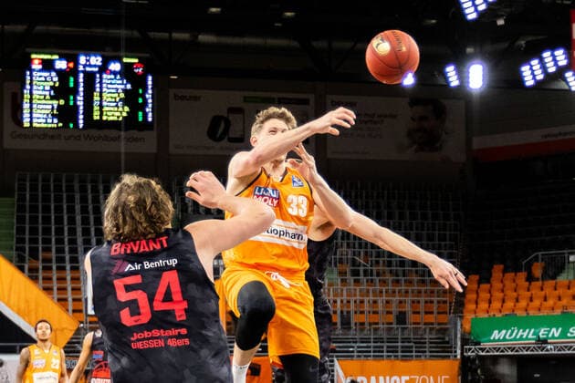 Patrick Heckmann (Ratiopharm Ulm 33) wirft zum Korb GER, Ratiopharm Ulm vs. JobStairs Giessen 46ers, easycredit 1.Bundesliga Basketball, 27.Spieltag, Saison 2020 21, 10.04.2021 Ratiopharm Ulm vs. JobStairs Giessen 46ers, 1.Basketball Bundesliga Neu-Ulm Copyright: xEibner-Pressefoto RogerxBuerkex EP_EER